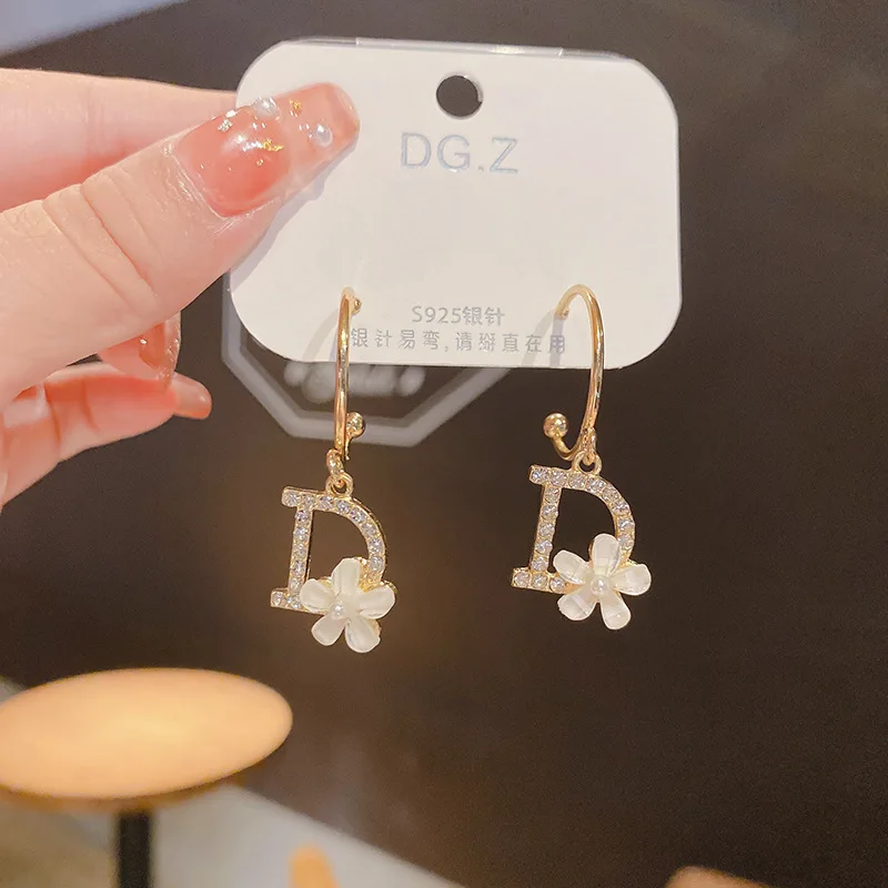 

2021 NEW Letter D Pearl Flower Earrings For Women Korean Fashion Jewelry Temperament Daily Wear Earrings Birthday Party Gift