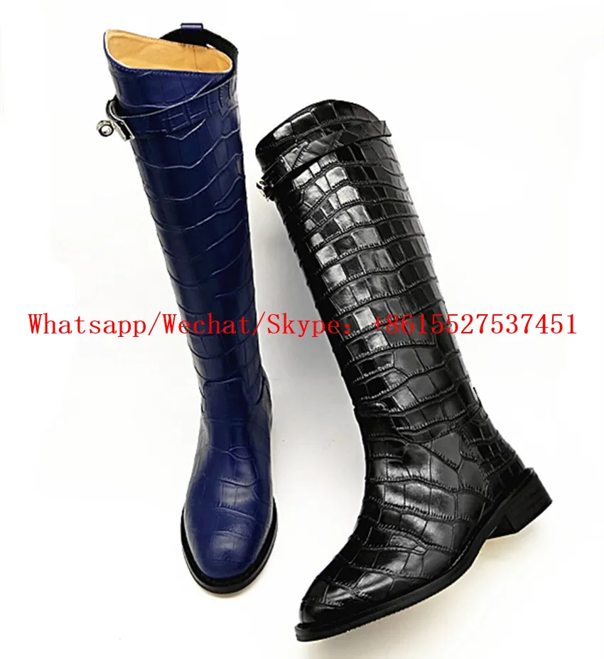 Женские сапоги до колена черные кожаные на плоской подошве с ремешком и пряжкой