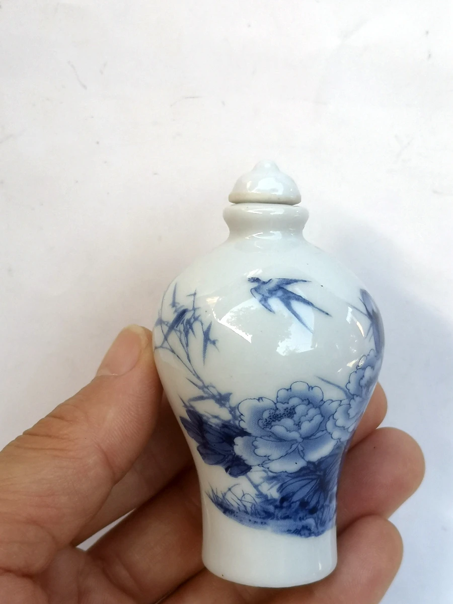 

YIZHU CULTUER ART Collection Chinese Old blue-and-white Porcelain Flowers and Birds Snuff Bottle