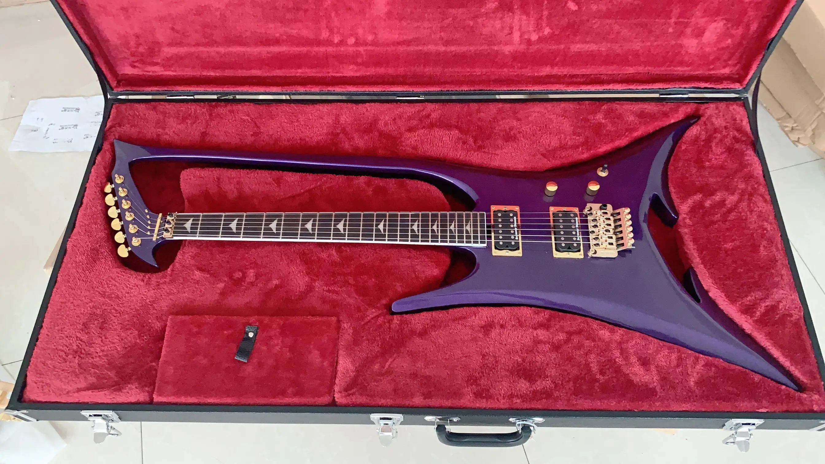 Китай на заказ абстрактная Модель C белая Гитара фиолетовая шея через тело