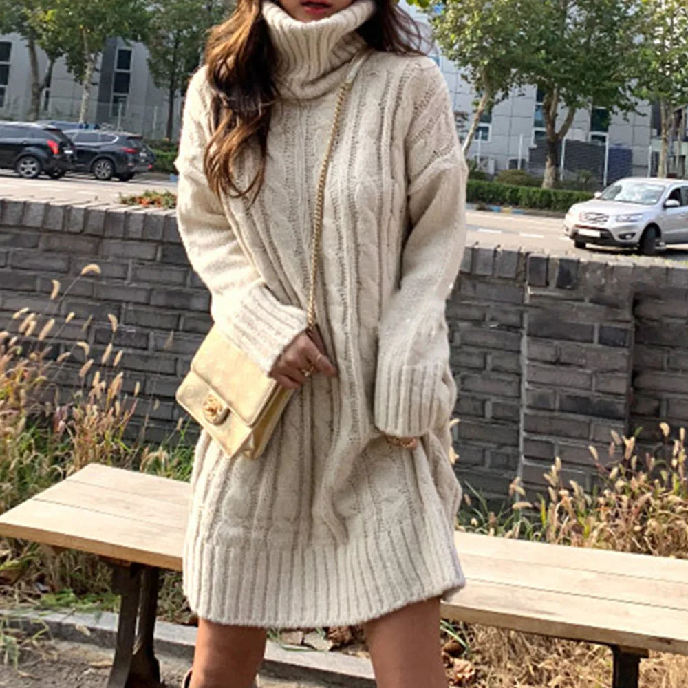 Женское вязаное платье-свитер с высоким воротом однотонное бежевое теплое