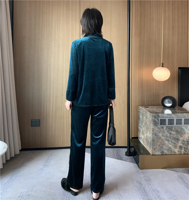 Женский велюровый пижамный комплект зимний из 2 предметов: Топ и штаны домашняя