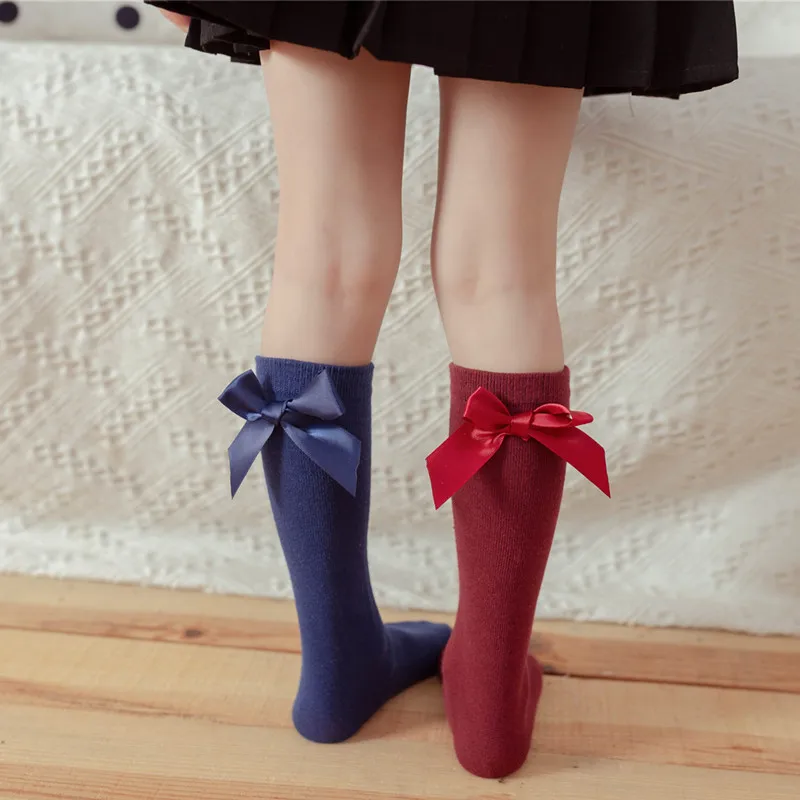 Los calcetines para ni&ntilde;os con lazos s&oacute;lidos se pueden usar en una variedad de tama&ntilde;os. Parte trasera de calcetines rectos para ni&ntilde;os-1