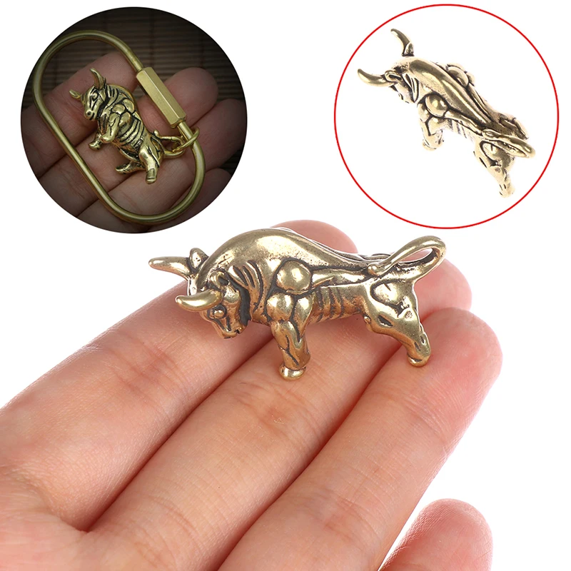 

Mini Portable Retro Brass Wall Street Bull Statue Sculpture Hand Toy Gift Keychain Ornament Home Office Desk Decorative Ornament