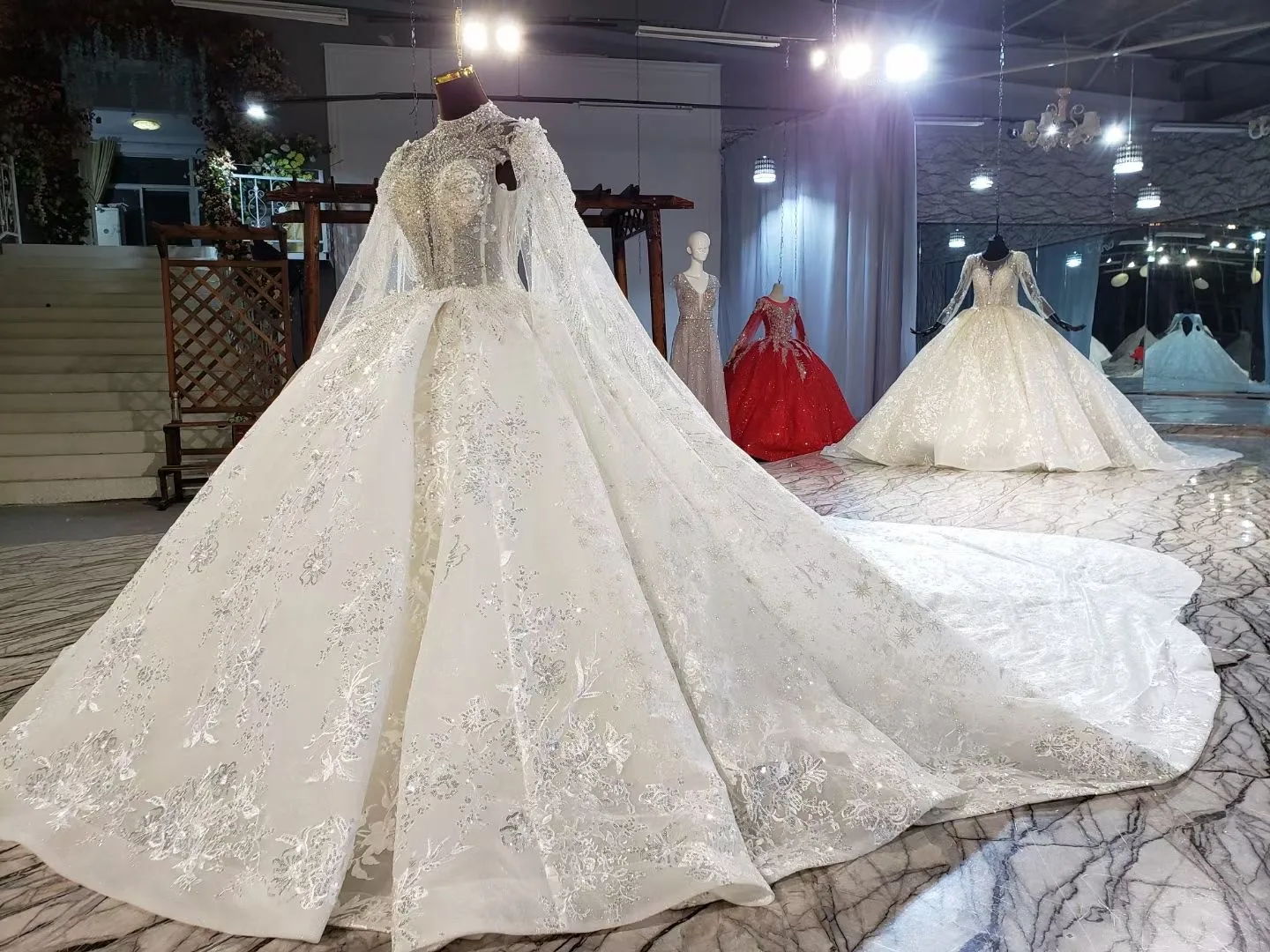 

Beaded Crystals Long Wedding Dresses Luxury Long Sleeves Tulle Applique Wedding Bridal Gowns Vestido De Noiva Novia Bride Dress