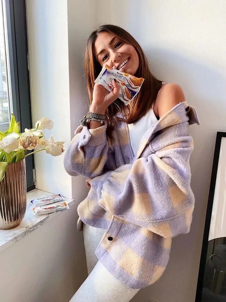 Женская шерстяная рубашка в клетку с карманами и отложным воротником |