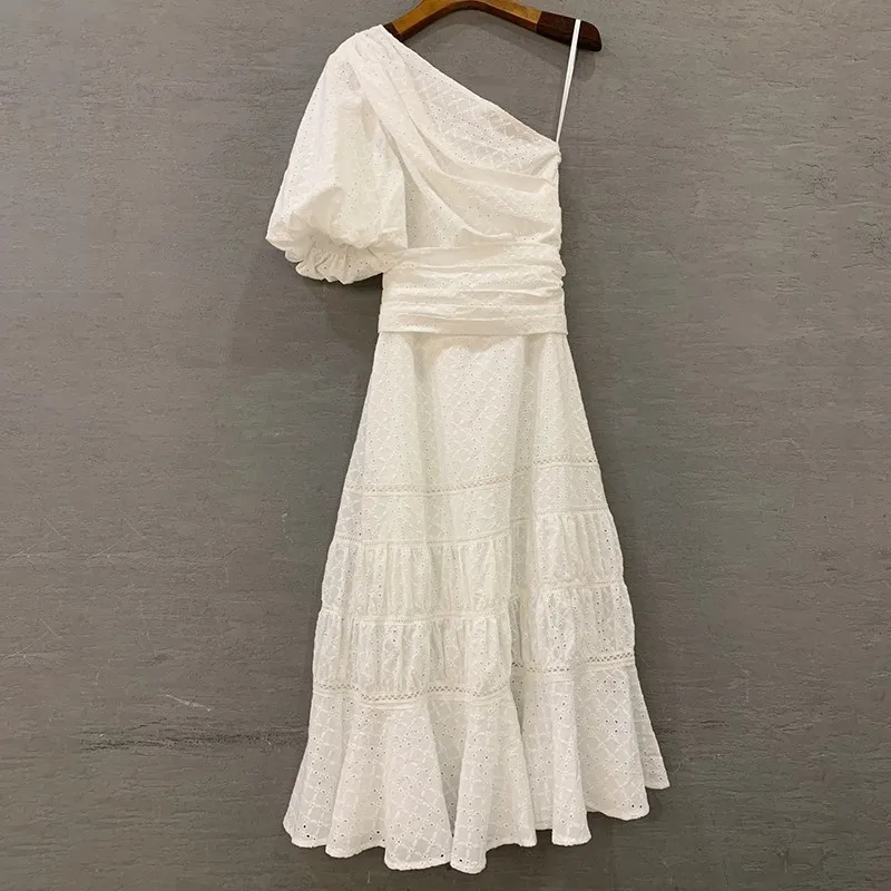 Женское асимметричное платье миди на одно плечо с косым воротником и пышными