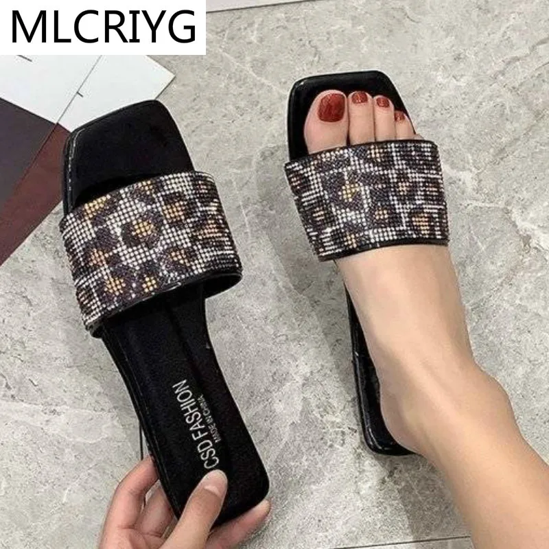 

2021 Summer Woman Slippers Open Toe Fashion Sexy Leopard Print Flat Bottom Woman Slippers Rhinestone Outer Wear Woman Slippers