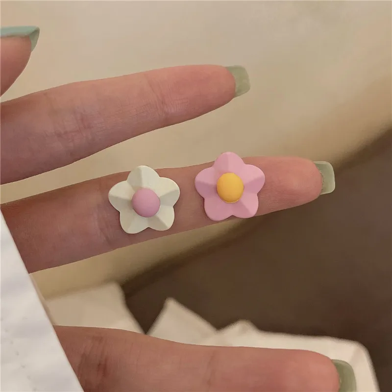 

Asymmetrical flower ear stud the new tide ear clip tea has no ear hole