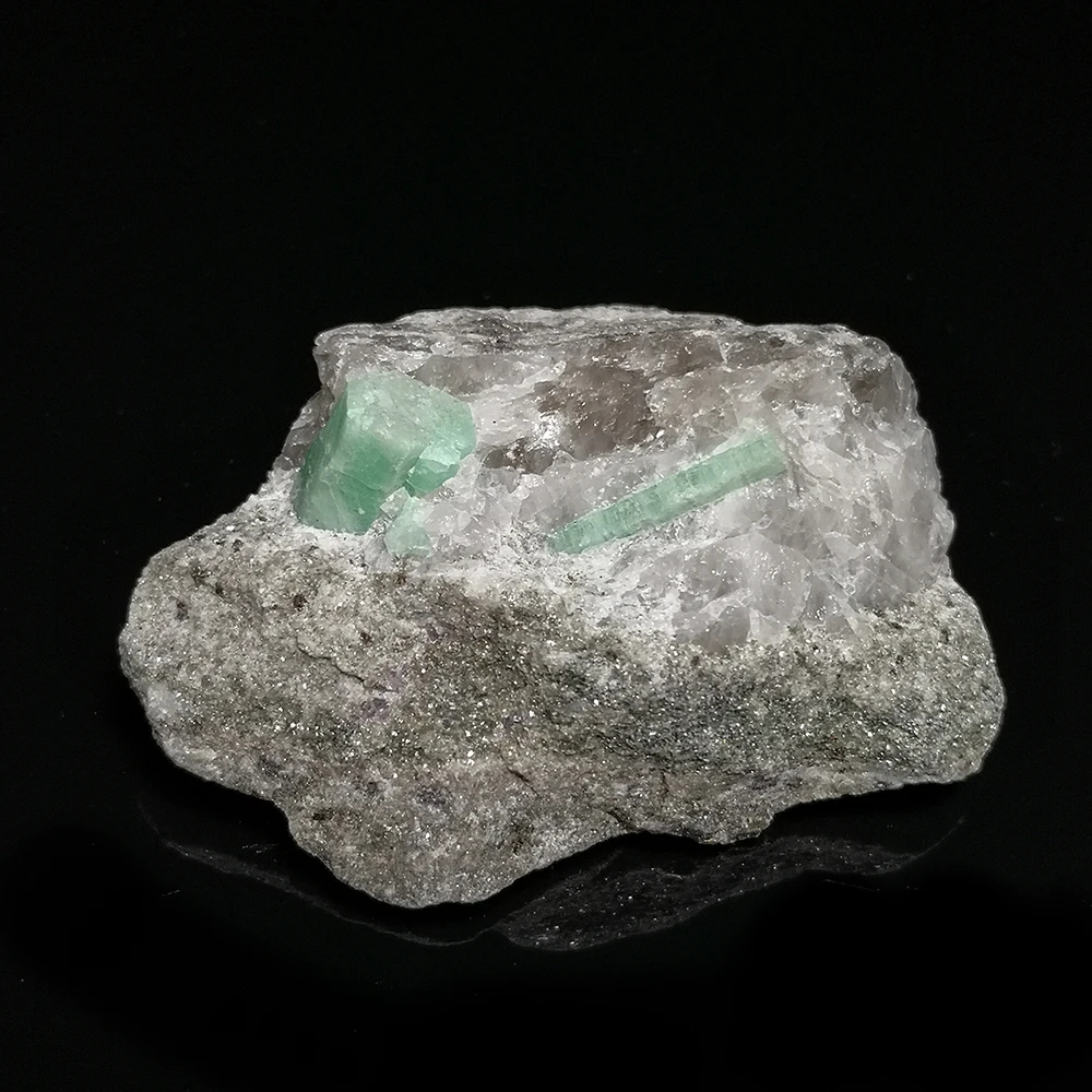 

147g Natural Quartz Emerald Mineral Crystal Specimen from Malipo Wenshan Yunnan Province,China A1-2S
