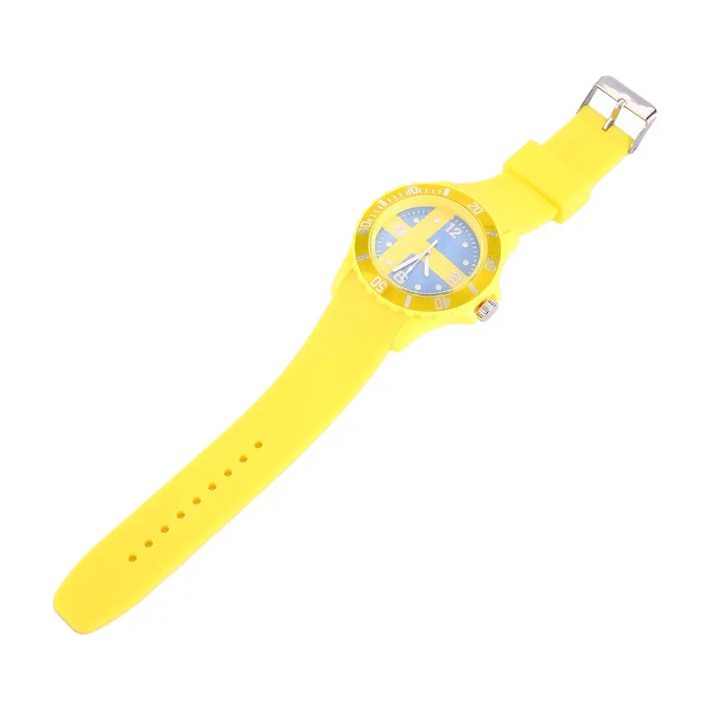 Кварцевые часы с рисунком флага Швеции/России желтый цвет силиконовый ремешок