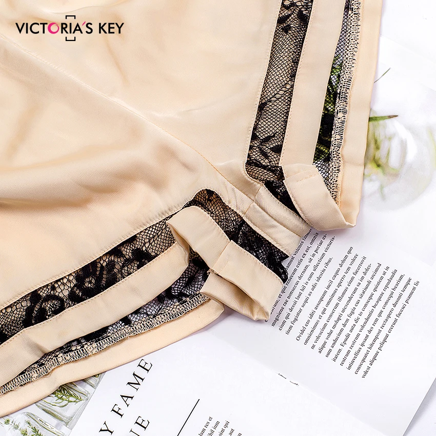 Женский пижамный комплект с атласным топом на бретельках и шортами цвета хаки