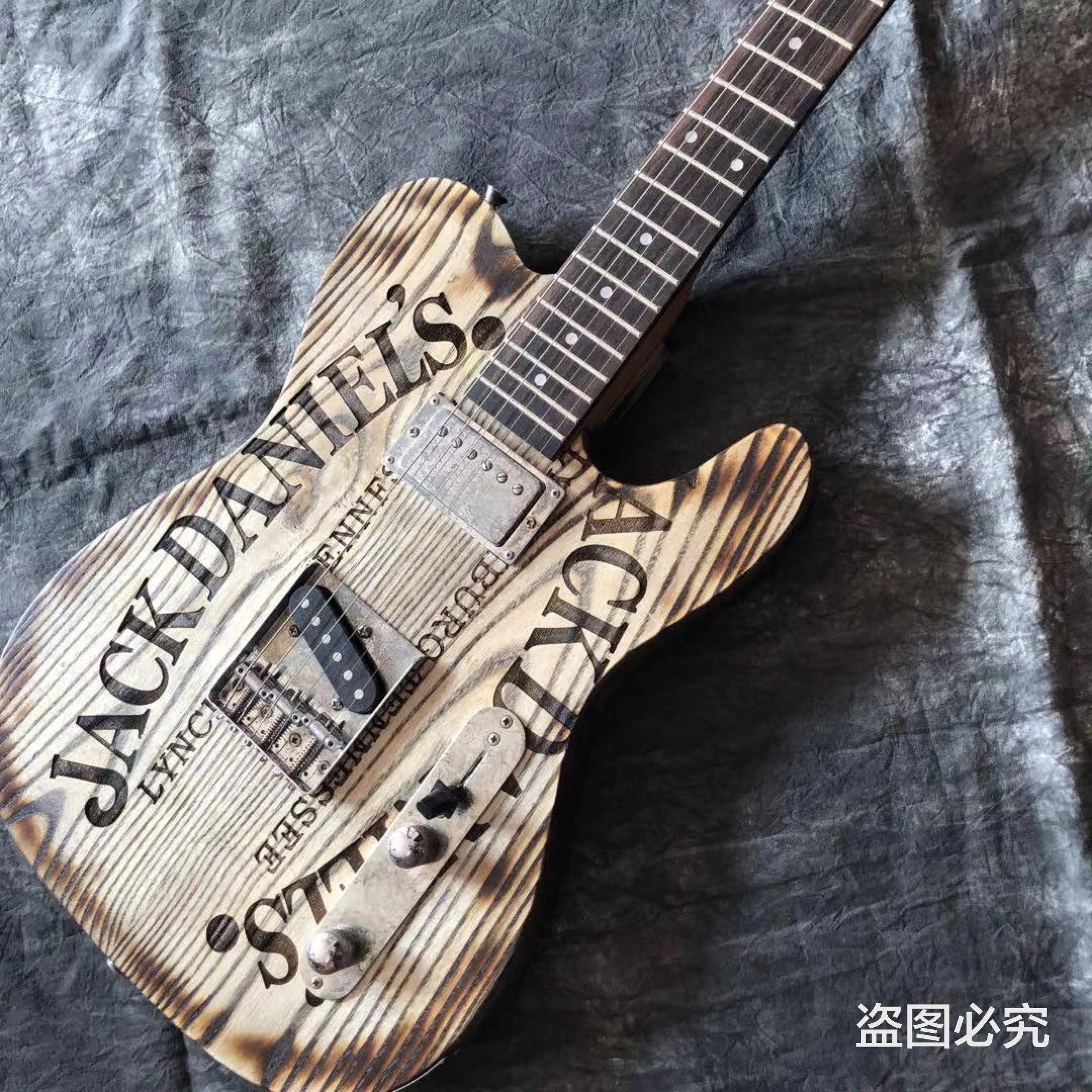 Гитара ручной работы. Оригинальные электрогитары. Белая электрическая гитара ручной работы. Миниатюрные гитары в подарок мужчине. Гитара ручной работы.