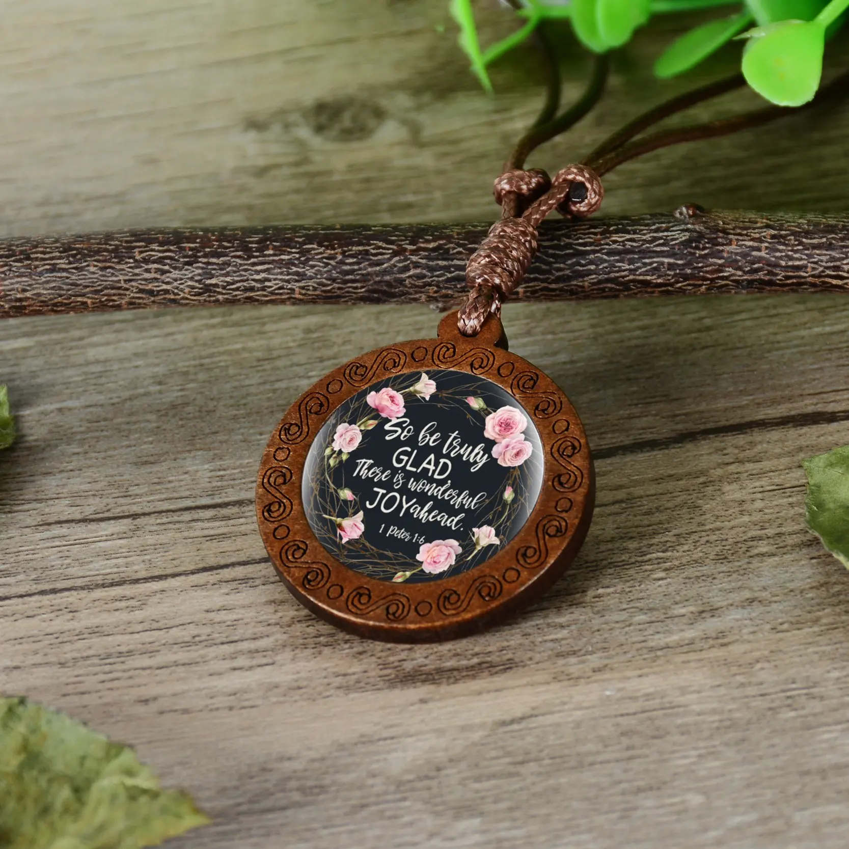 Ожерелье с кабошонами из дерева и стекла в молитвенном стихе 3:5 вдохновляющие