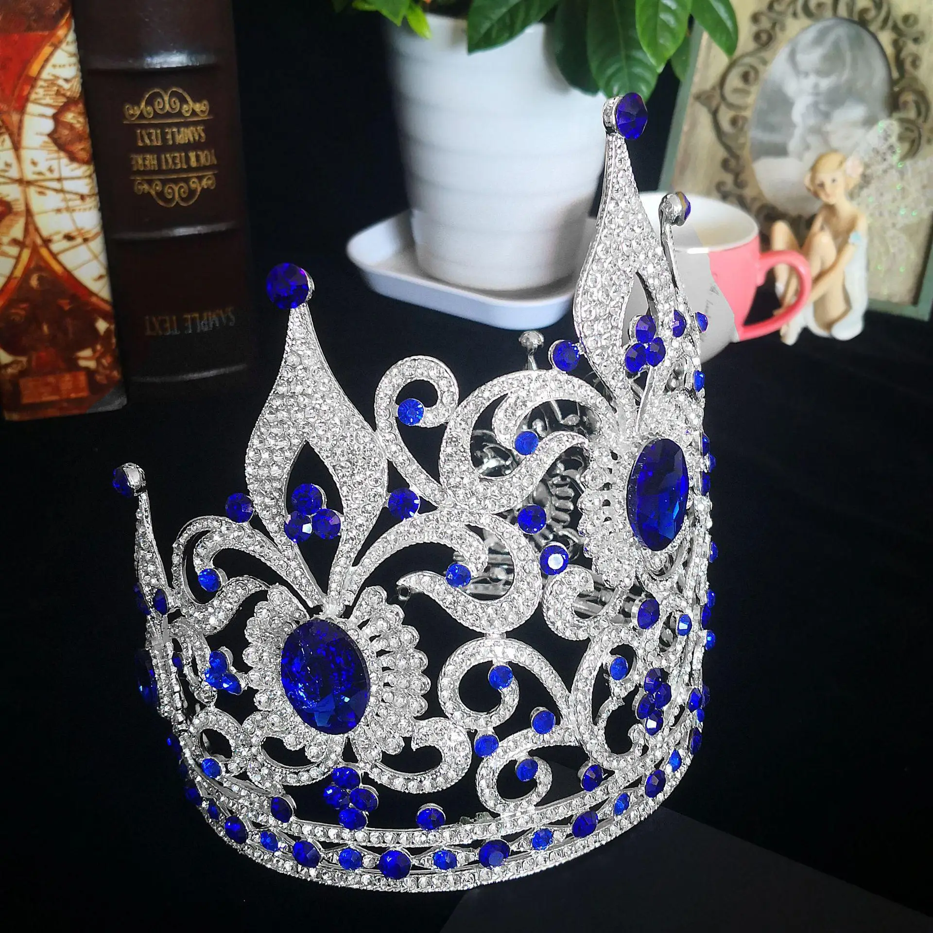 Большой и короны великолепные синего цвета с украшением в виде кристаллов Стразы