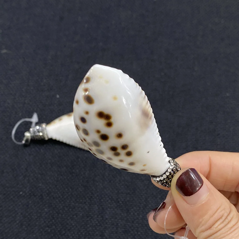 

Exquisite Natural Shell Conch Pendant and Fashionable Charm Pendant for DIY Handmade Necklace Earrings Accessories Size 30x70mm