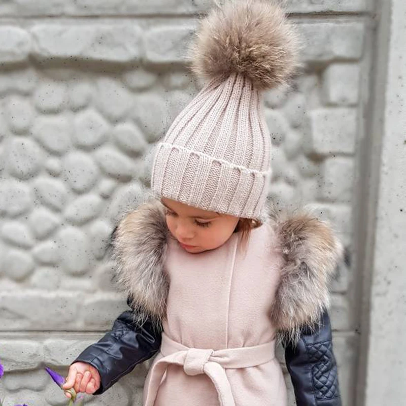 Большой Мех Pom pom Beanie шапки дети девочки мальчики теплая вязаная зимняя детская шапка настоящий енот шапка с меховым помпоном