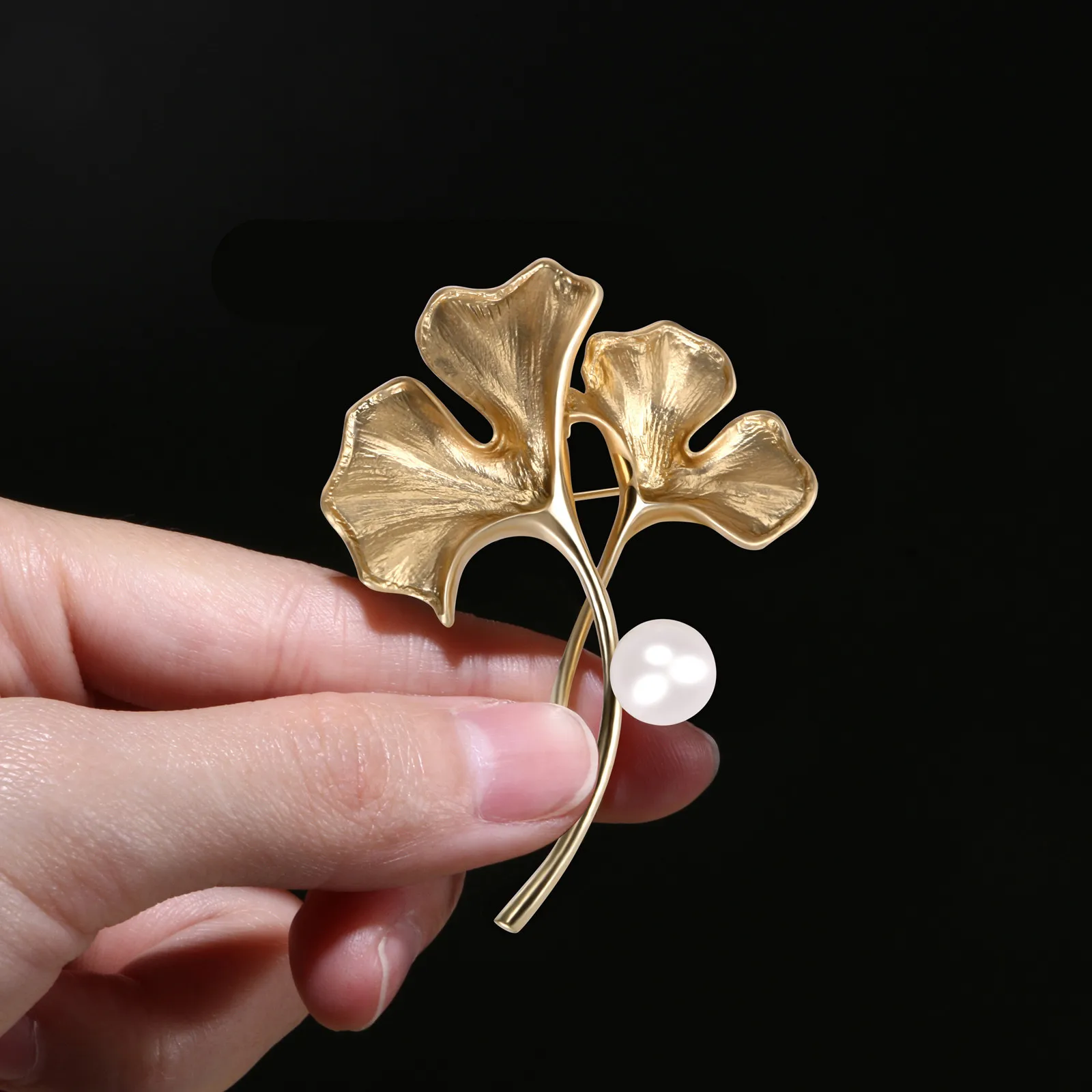 

2021 брошь со стразами Fashion And Elegance Dumb Gold Gingko Leaf Hollow Pearl Brooch Women's Jewelry brooches for women броши