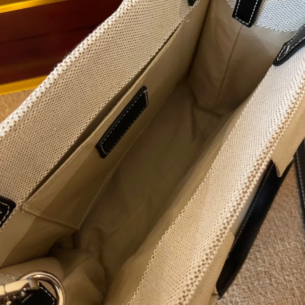 

2021 with the logo of the fashion canvas bag, good cabinet quality, exquisite fashion workmanship