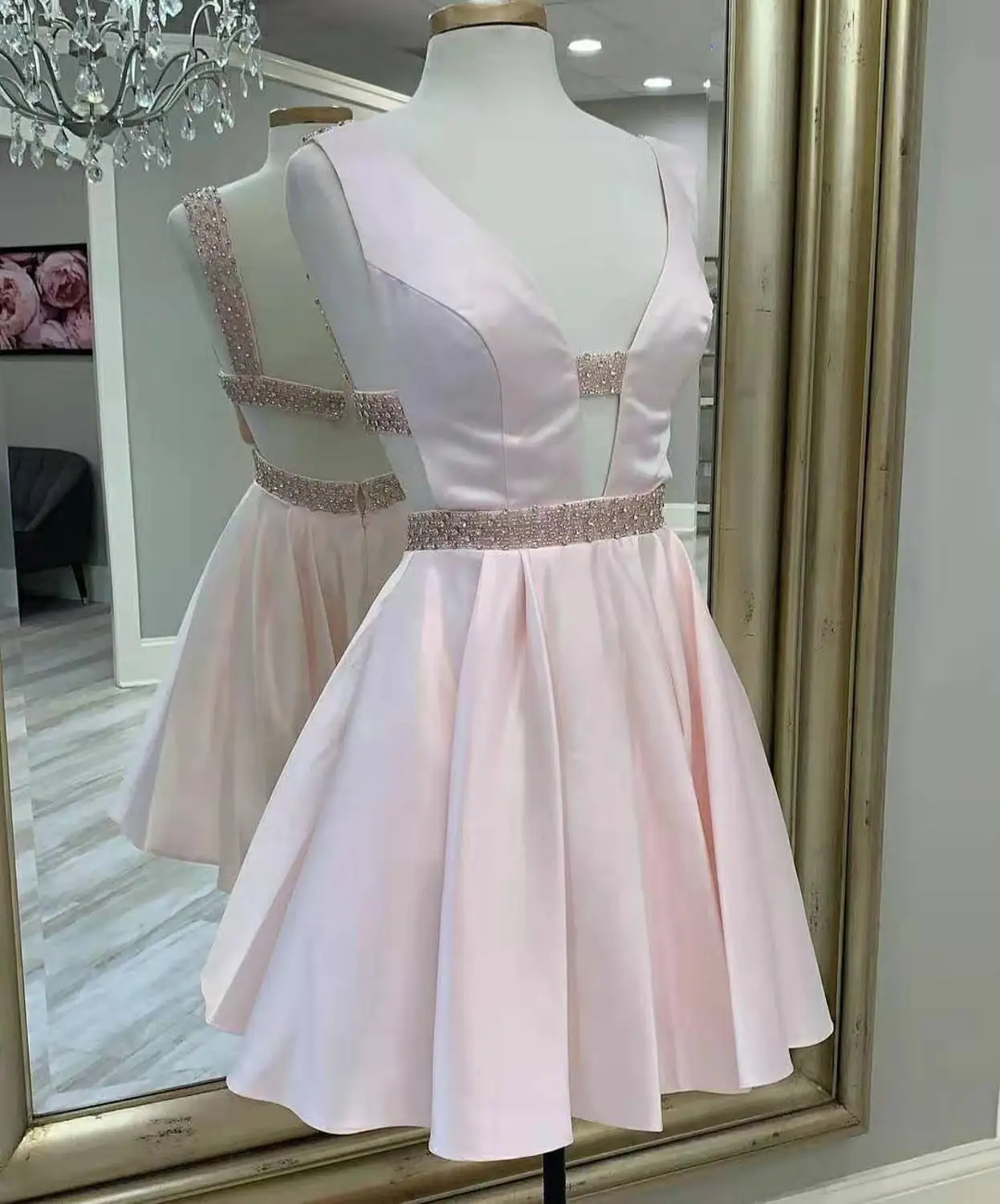 

Пикантные короткие трапециевидные Розовые атласные платья для встречи выпускников с карманами до колен с открытой спиной и V-образным выре...