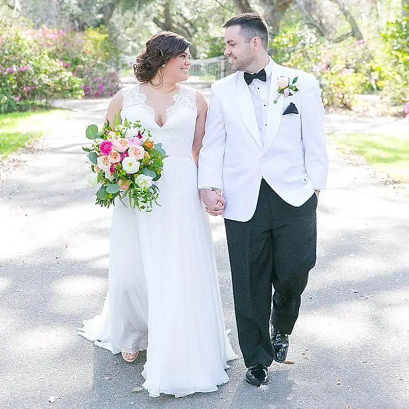 

White Lace Plus Size Wedding Dresses A Line V Neck Sleeveless Floor Length Chiffon Outdoor Garden Bridal Gowns Big Size Marriage