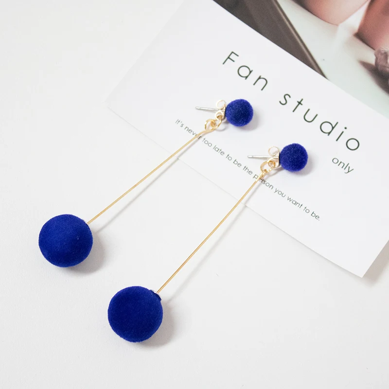 Модные красные черные висячие серьги с плюшевыми шариками женские