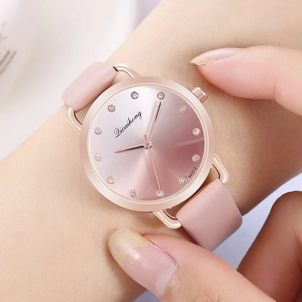 Модные женские часы с ремешком кварцевые со стразами студенческие модели