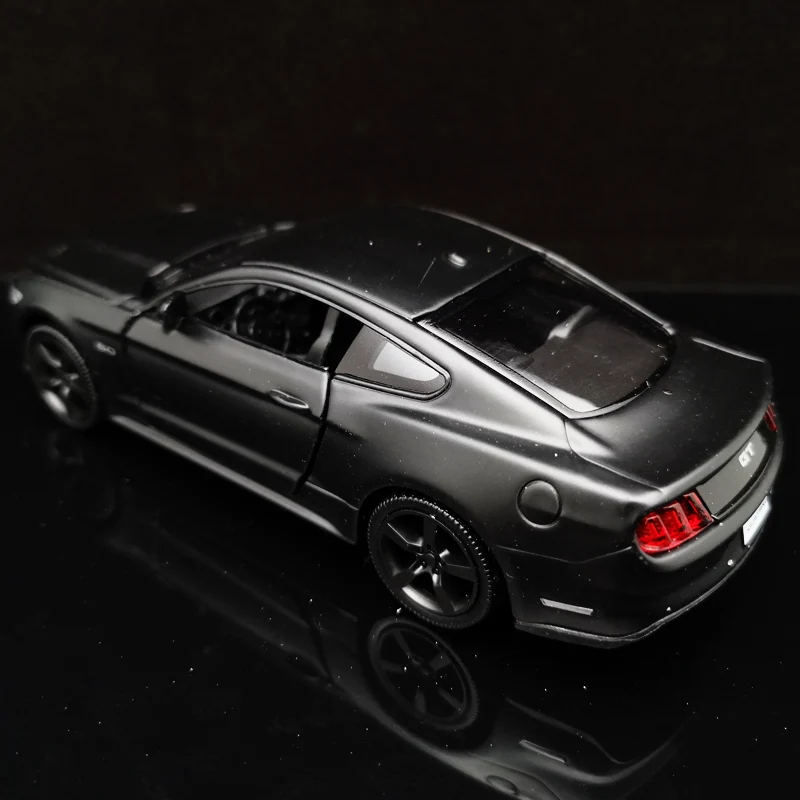 Модель автомобиля Ford mustang GT 1/36 в масштабе Отлитая под давлением игрушечная