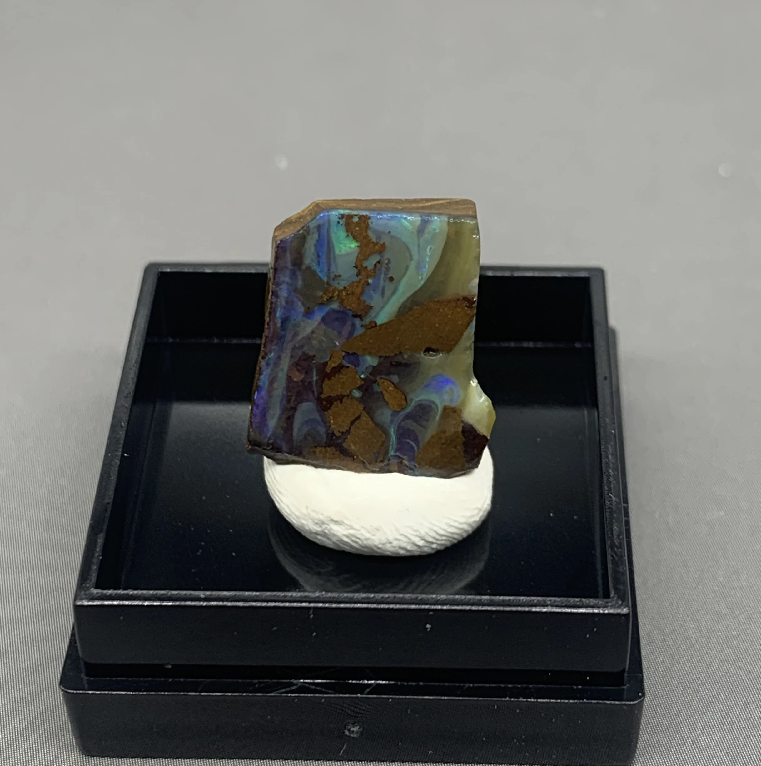 

100% natural rare Australian iron opal (photographed in wet water state) gem mineral specimen quartz gemstones box size 2.8 cm