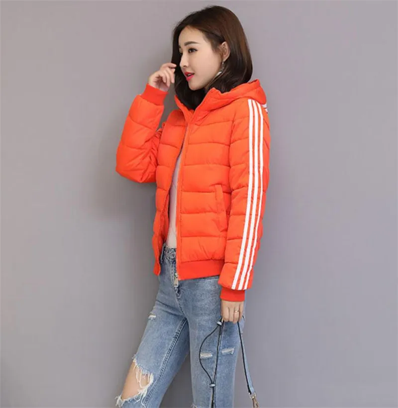 Женская куртка с капюшоном и хлопковой подкладкой
