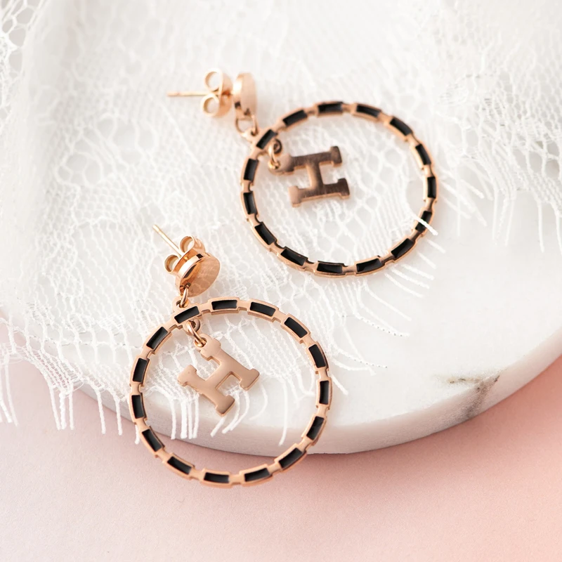 Топ из нержавеющей стали серьги гвоздики для женщин круглый H эмаль буквы серьги свадебные серьги-гвоздики ювелирные изделия oorbellen Z103