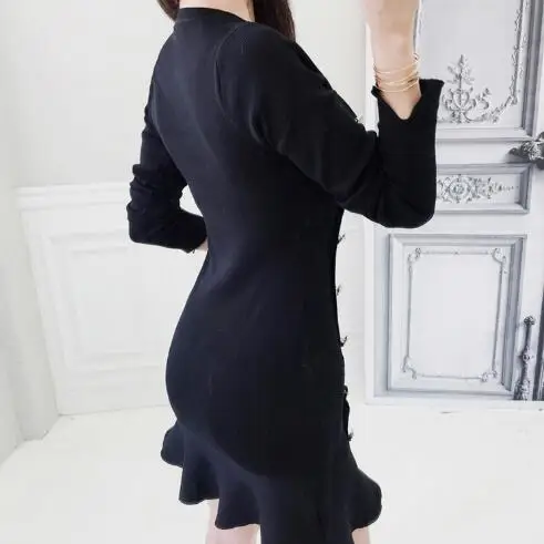 Осенне зимнее вязаное платье свитер женское черное однобортное облегающее мини