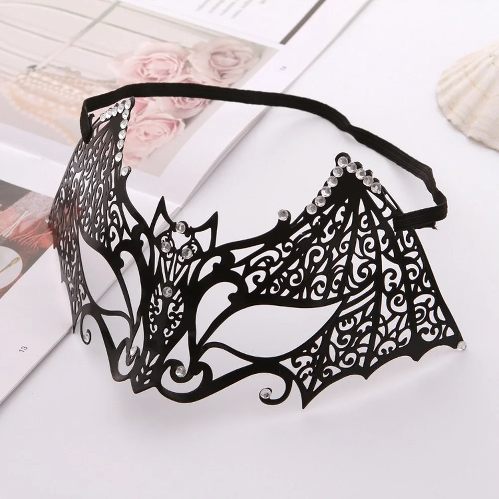 Металлическая маска с бриллиантами