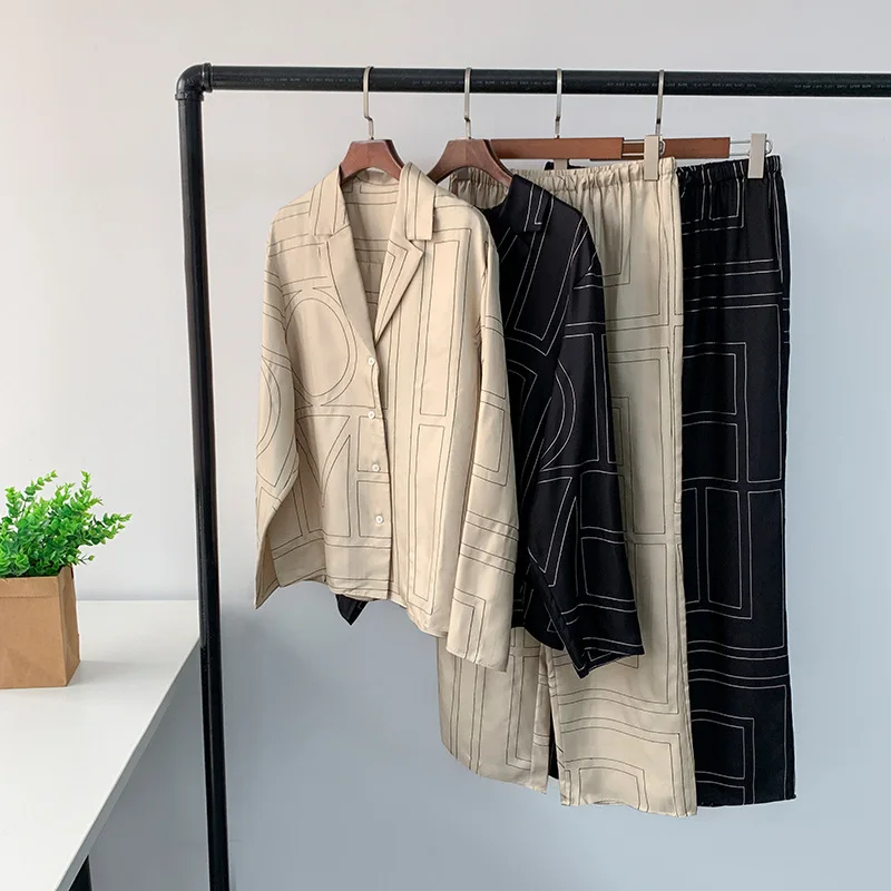 Женская рубашка с вышивкой на раннюю осень |