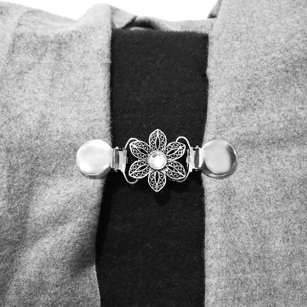 1Pcs Retro Flower Sweater Cardigan Clip Buckles Metal Buckle White crystal inlay Buttons For Clothing Decoration Garment Hooks |