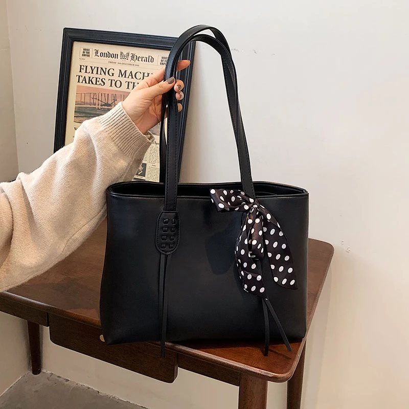 

Модная сумка на плечо с лентой, вместительная сумка из искусственной кожи, Женская Роскошная брендовая сумка под подмышки, новая трендовая ...