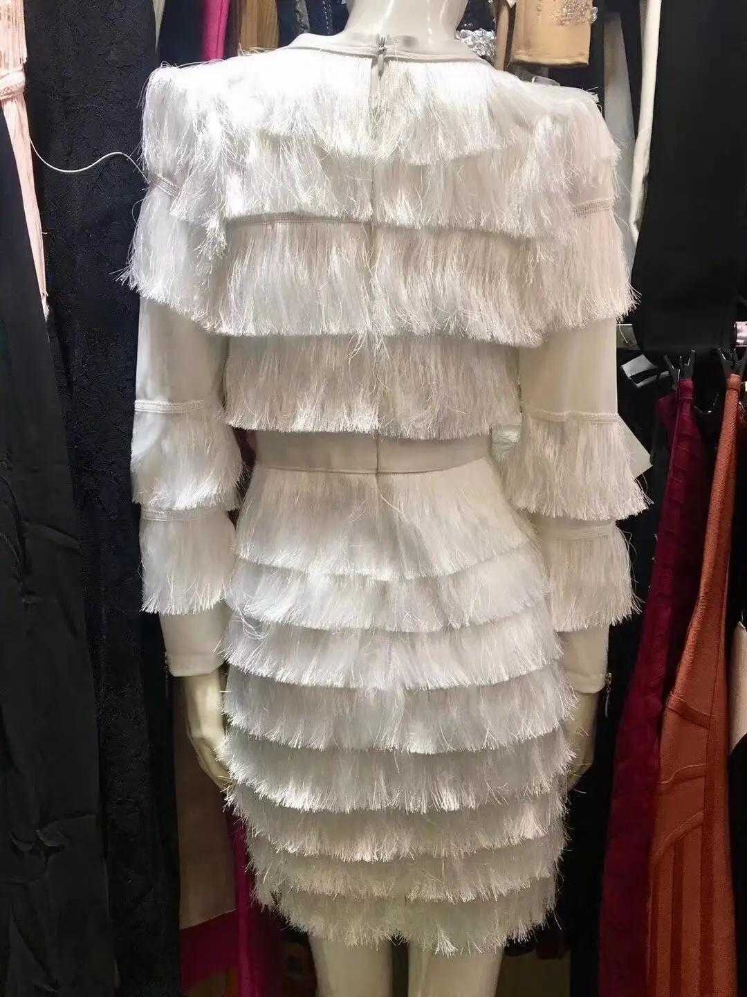 Черные коктейльные платья с глубоким v-образным вырезом и длинным рукавом