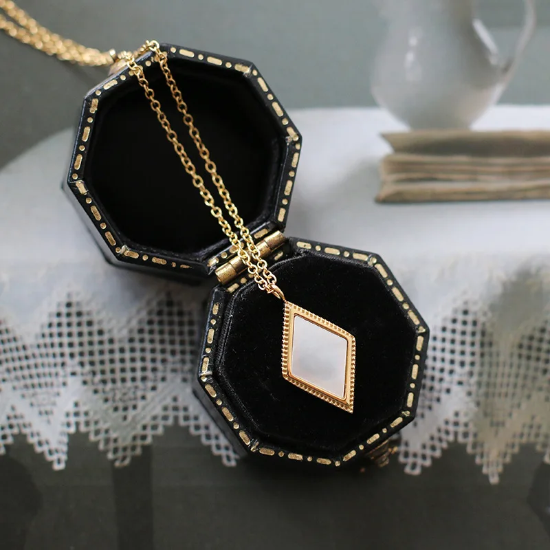 

Amaiyllis 14k Gold White Shell Necklace Pendants Gold Geometry Square Piece Fritillary Clavicle Necklace For Female Jewelry