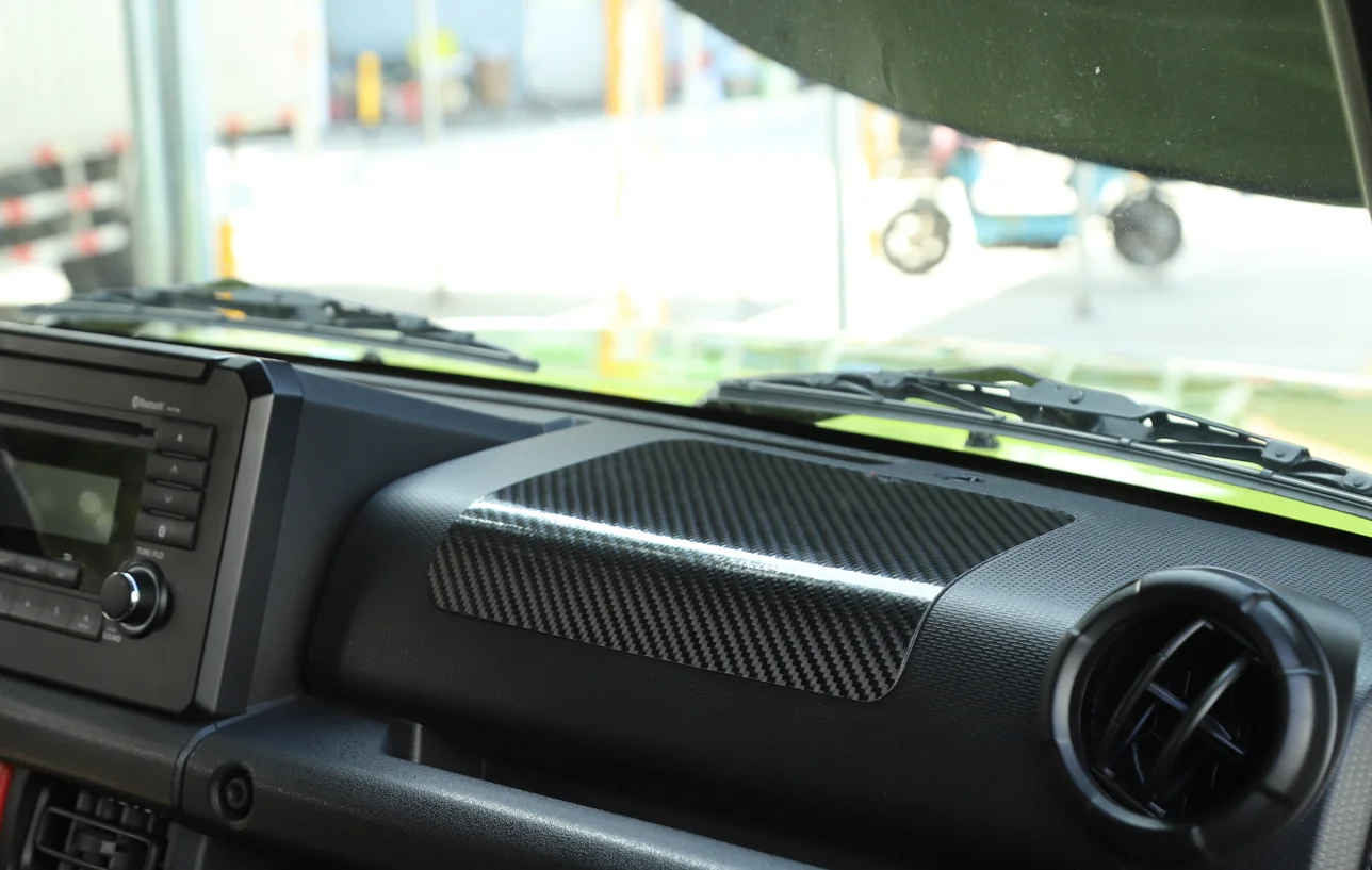 Чехол из углеродного волокна для центральной консоли приборной панели Suzuki Jimny 2019