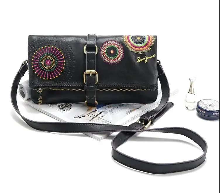 

Spanish Desigual embroidery bag With one shoulder and one slant arm capable of holding flip bag with upright lid