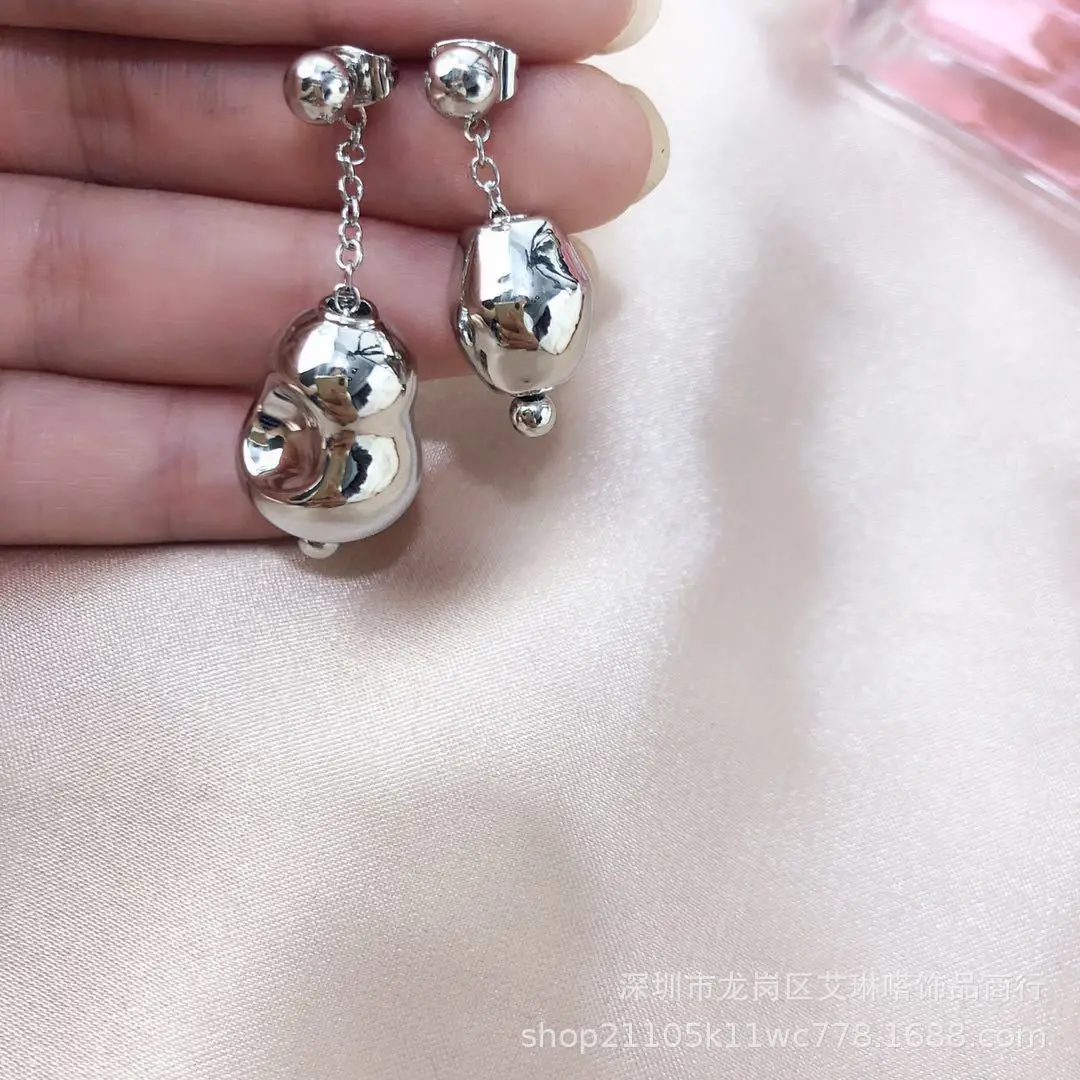 

Асимметричные серьги-гвоздики ручной работы в французском стиле