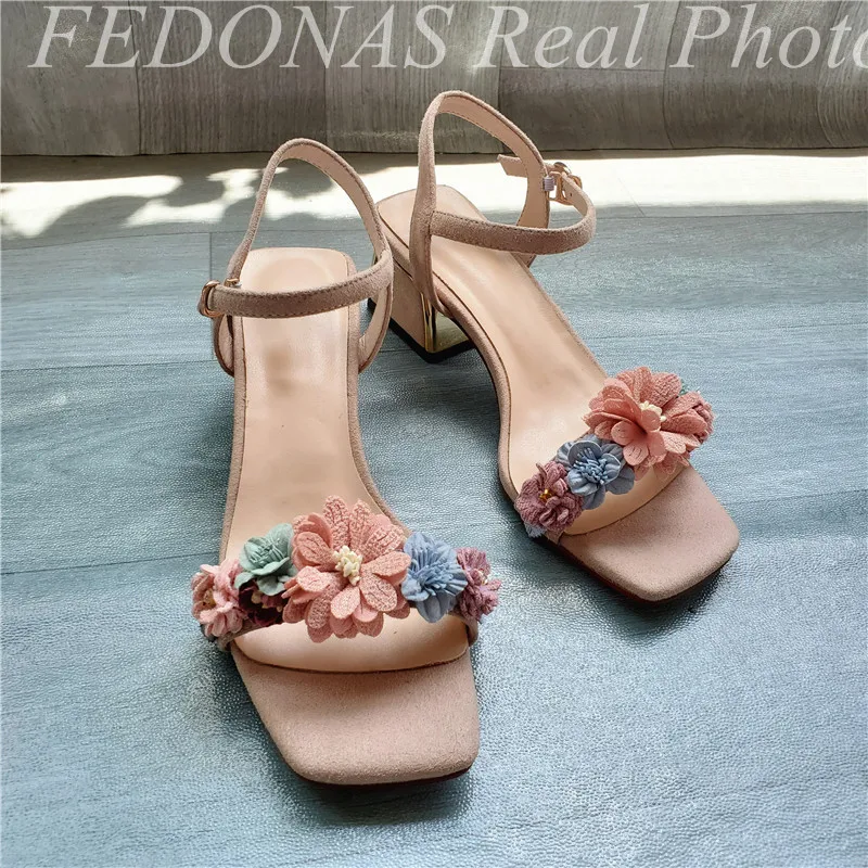 Женские замшевые туфли FEDONAS элегантные на высоком каблуке украшенные цветами с