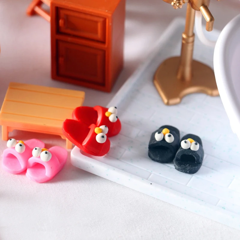 

1Pair 1/12 Dollhouse Miniature Slipper Home Shower Room Doll Shoes Accessories Doll House Decoration Toys