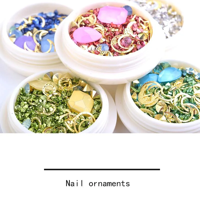 Коробка из нескольких аксессуаров смешанных с аксессуарами для дизайна ногтей