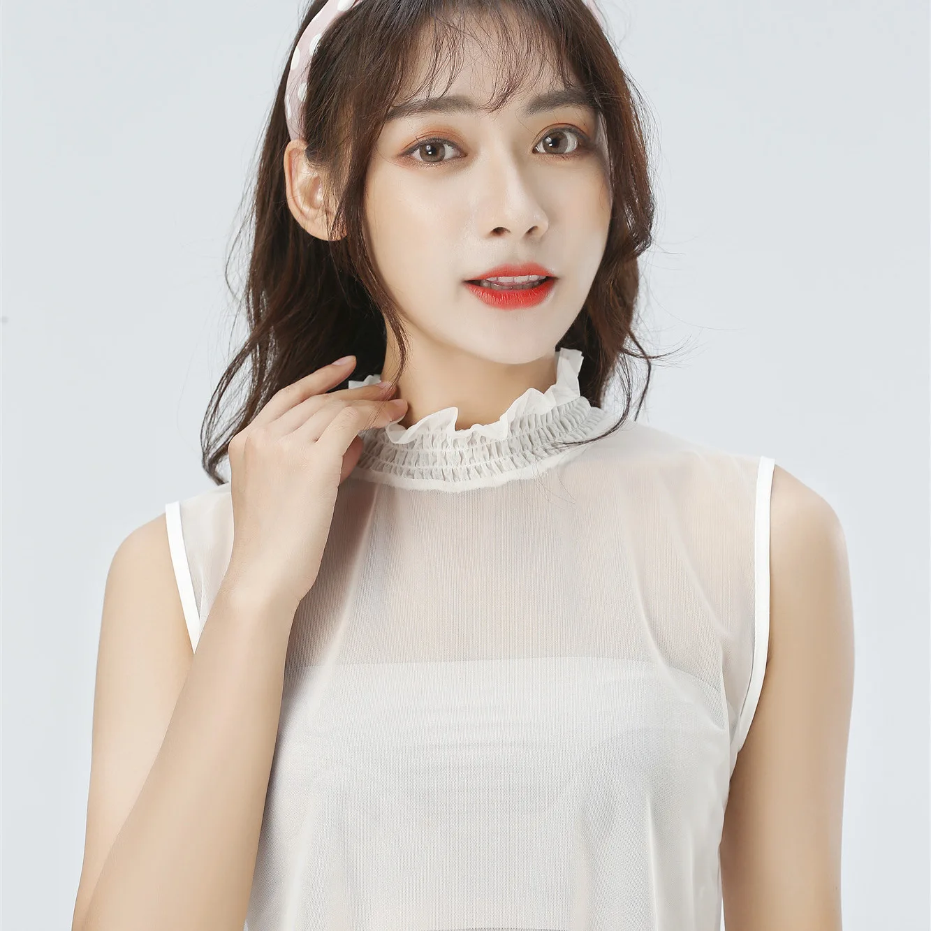 

Женская эластичная водолазка с оборками и воротником-стойкой