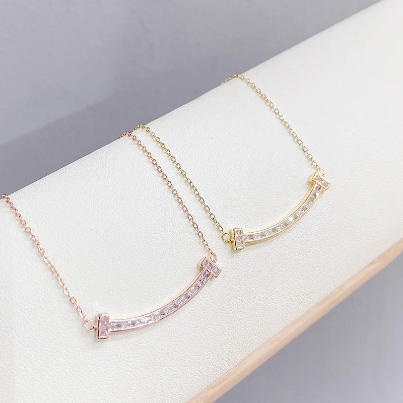 

Корейский модный простой Блестящий геометрический кулон с буквами из циркония ожерелье для женщин темпераментная элегантная бижутерия по...