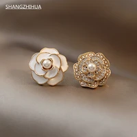 elegant temperament black white pearl shell camellia stud earrings for woman 2020 new fashion jewelry sweet flower accessories