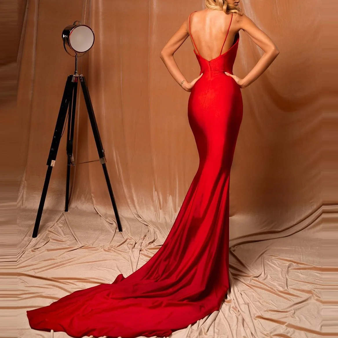 Женское длинное красное платье-Русалка с оборками на тонких бретельках открытой