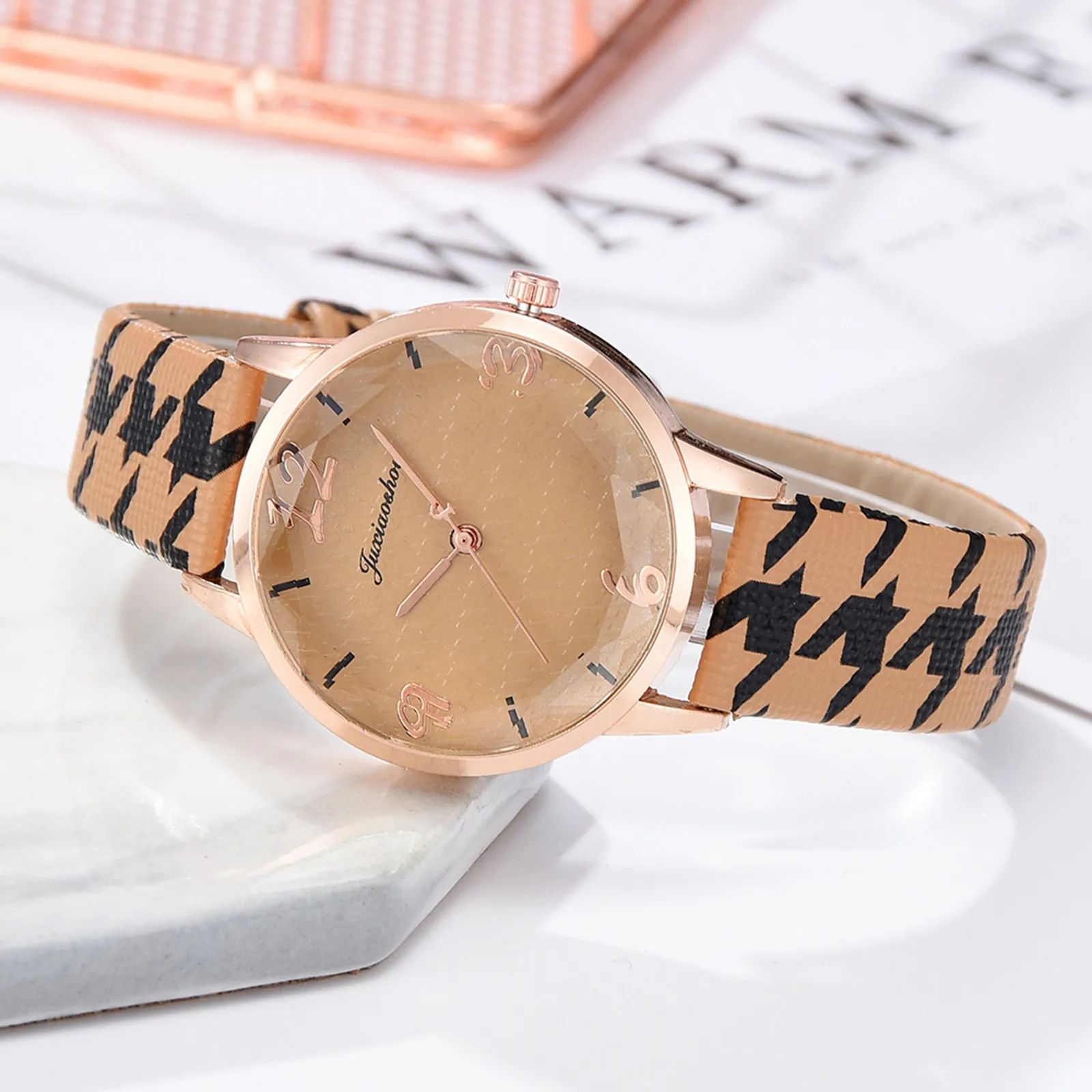 

Women fashion watches 2021 Simplicity Casual exquisite Dial Leather Band Women's Small Fresh Quartz Watch Gift Watch