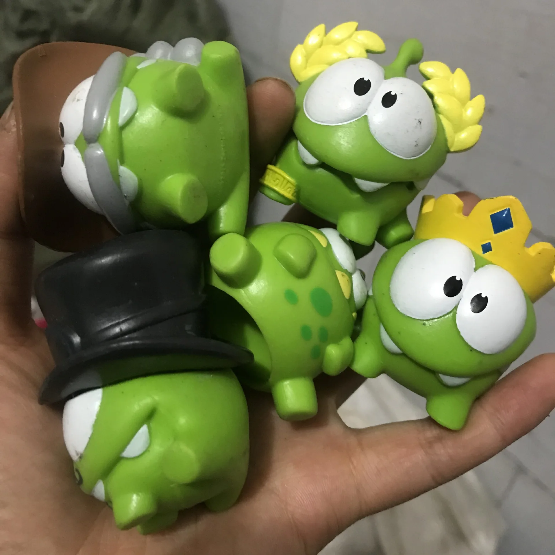 

Random 10pc Different Rope Frog Game Doll Cut The Rope OM NOM Candy Gulping Monster Toys Action Figure Toy For Kid Birthday Gift